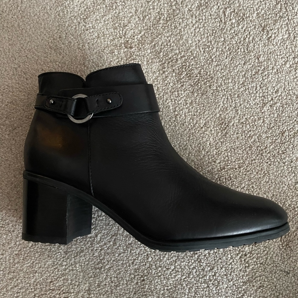 Naturalizer Bootie, Leather Upper, Side Zipper Ru… - image 4